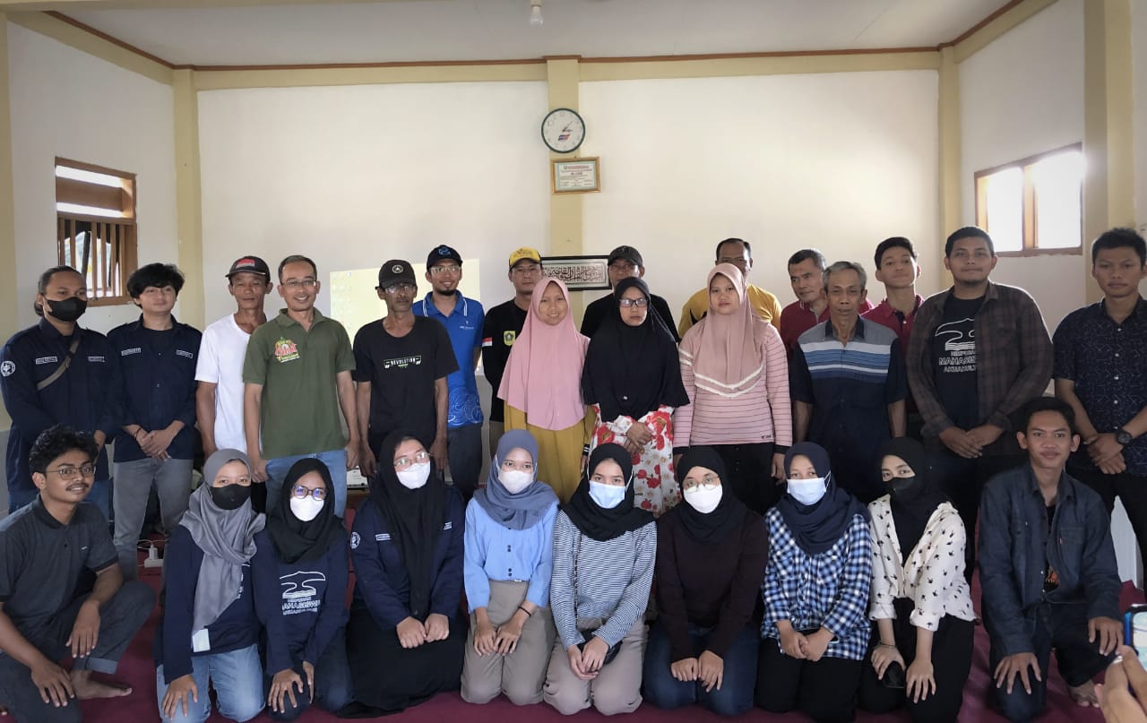 Himpunan Mahasiswa Akuakultur (Himakua) IPB University bersama sejumlah warga Desa Purwasari, Dramaga Bogor, Jawa Barat. (Yudha Prananda / Jabar Ekspres)