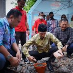 Wakil Wali Kota Bogor Dedie Rachim saat peletakan batu pertama pembangunan food court sebagai wadah bagi para PKL yang berada disekitar Istana Bogor. (Yudha Prananda / Jabar Ekspres)