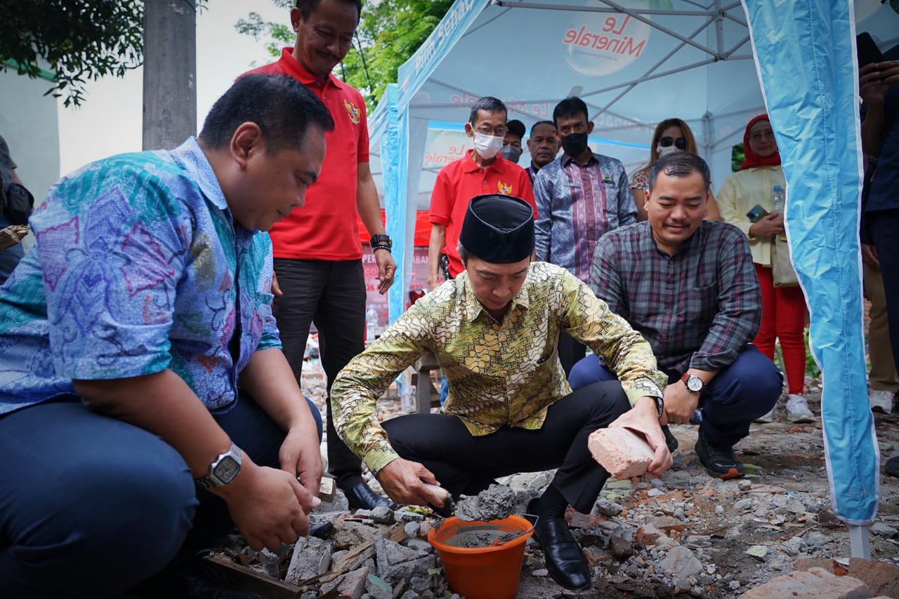Wakil Wali Kota Bogor Dedie Rachim saat peletakan batu pertama pembangunan food court sebagai wadah bagi para PKL yang berada disekitar Istana Bogor. (Yudha Prananda / Jabar Ekspres)