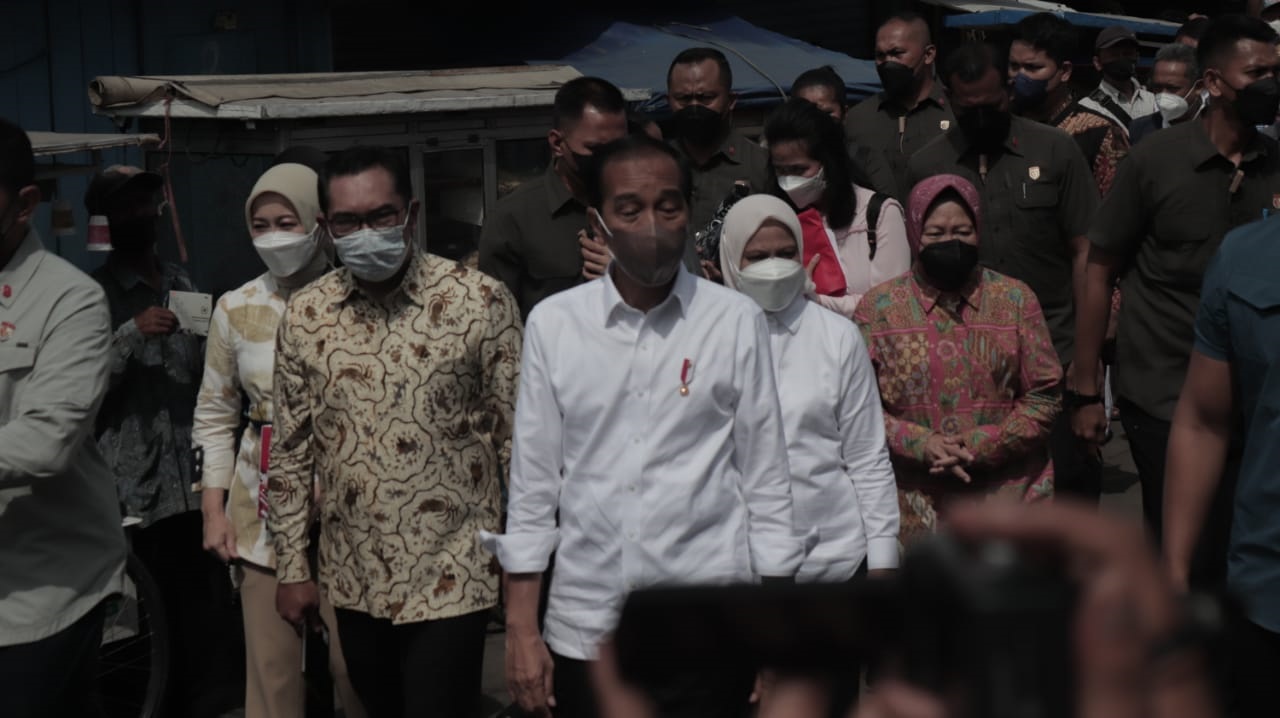 Presiden RI Joko Widodo tengah memantau kondisi pasar Cicaheum bersama Iriana Widodo, Gubernur Jawa Barat Ridwan Kamil beserta Atalia Praratya, dan Tri Rismaharini, di Pasar Cicaheum, Minggu (28/8). (Arvi/Jabar Ekspres)