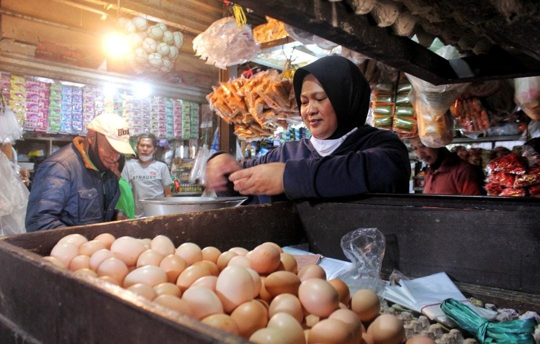 Ilutrasi penjualan telur di pasar Cicaheum. Jokowi bahkan komentari harga telur yang melambung tinggi (deni /Jabarekspres)