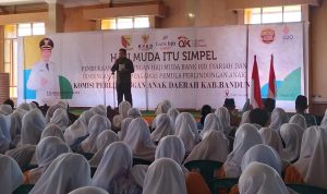 Ilustrasi: Ketua KPAD Kabupaten Bandung, Ade Irfan Al Anshory saat berikan pembekalan bagi siswa SMA relawan perlindungan anak di Kecamatan Ciparay. (Yanuar/Jabar Ekspres)