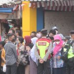Warga antusias menunggu kedatangan Presiden RI Joko Widodo (Jokowi) di Pasar Cicaheum, Kota Bandung, Minggu (28/8). (Deni Armansyah)