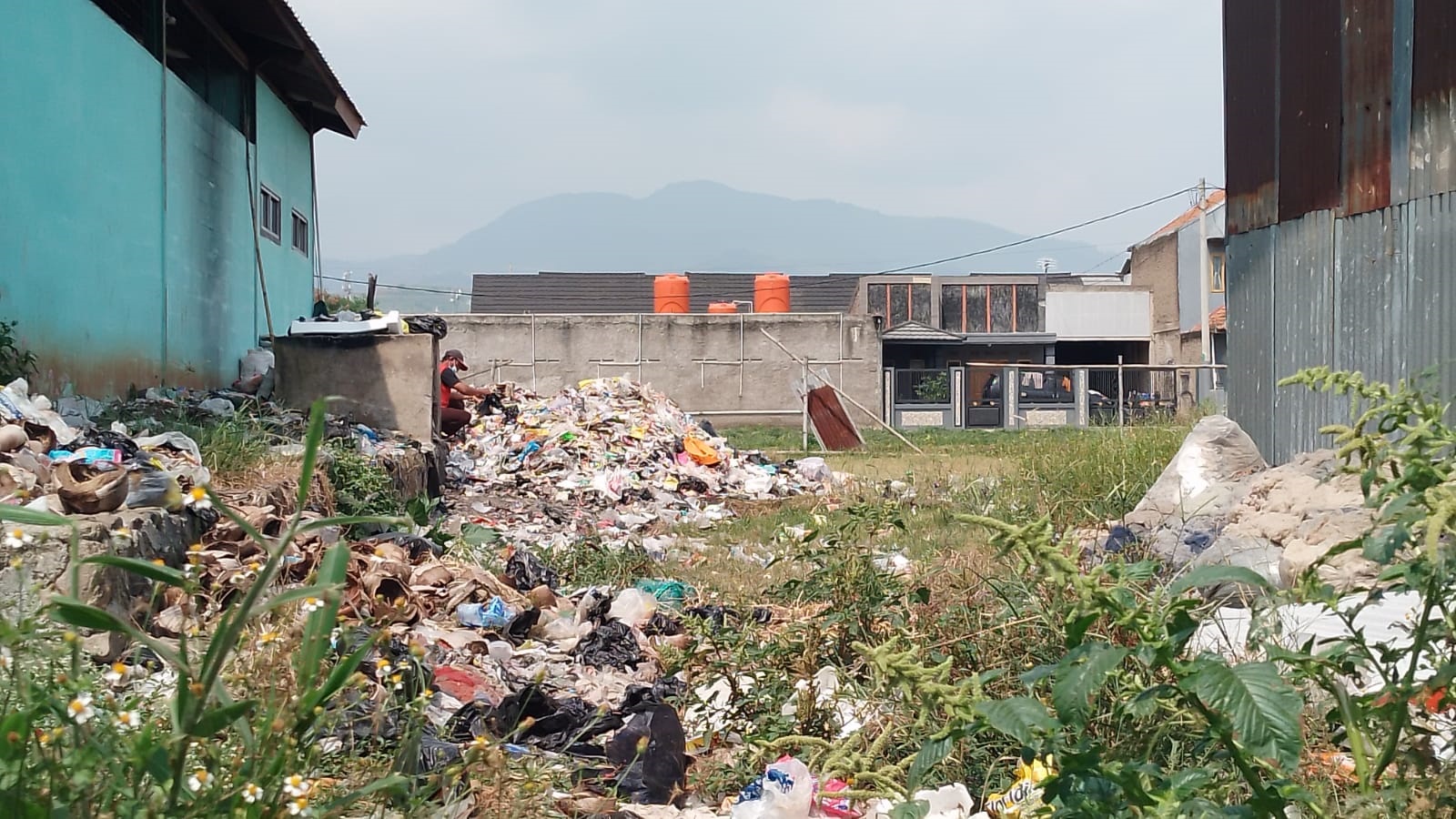 Seorang pemulung tengah memilah sampah di belakang gedung TPS 3R Pamoyanan Indah, Desa Panenjoan, Kecamatan Cicalengka, Kabupaten Bandung. (Yanuar/Jabar Ekspres)
