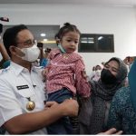 Gubernur DKI Jakarta Anies Baswedan saat memantau pelaksanaan Bulan Imunisasi Anak Nasional. Anies juga berkesempatan meresmikan rumah sakit menjadi rumah sehat. (instagram)