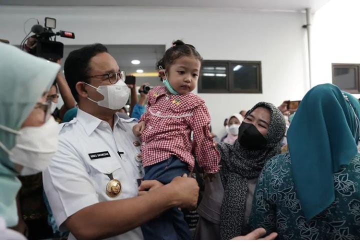 Gubernur DKI Jakarta Anies Baswedan saat memantau pelaksanaan Bulan Imunisasi Anak Nasional. Anies juga berkesempatan meresmikan rumah sakit menjadi rumah sehat. (instagram)