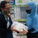 Salah konsumen yang memilih Makuku Air diapers di gerai Hypermart. (ist)