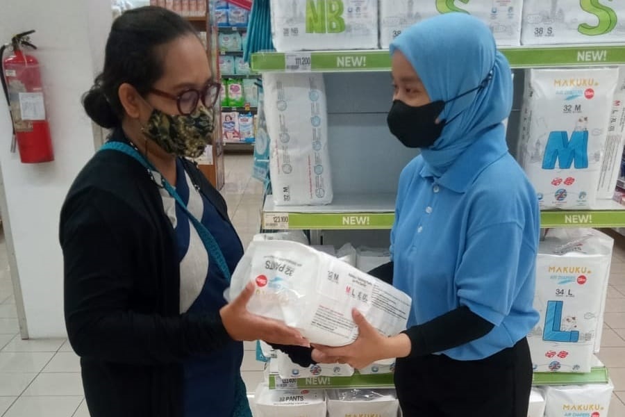 Salah konsumen yang memilih Makuku Air diapers di gerai Hypermart. (ist)