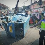 Jajaran Polresta Bogor Kota saat mengevakuasi satu unit angkot yang ringsek tertabrak Commuter Line di pintu perlintasan kereta Kebon Pedes, Kota Bogor, Selasa (30/8). (Yudha Prananda / Jabar Ekspres)