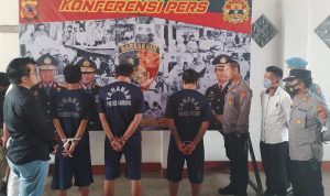 Kapolresta Bandung, Kombes Pol Kusworo Wibowo saat berkomunikasi dengan 3 tersangka pengroyokan dan penganiayaan. (Yanuar/Jabar Ekspres)