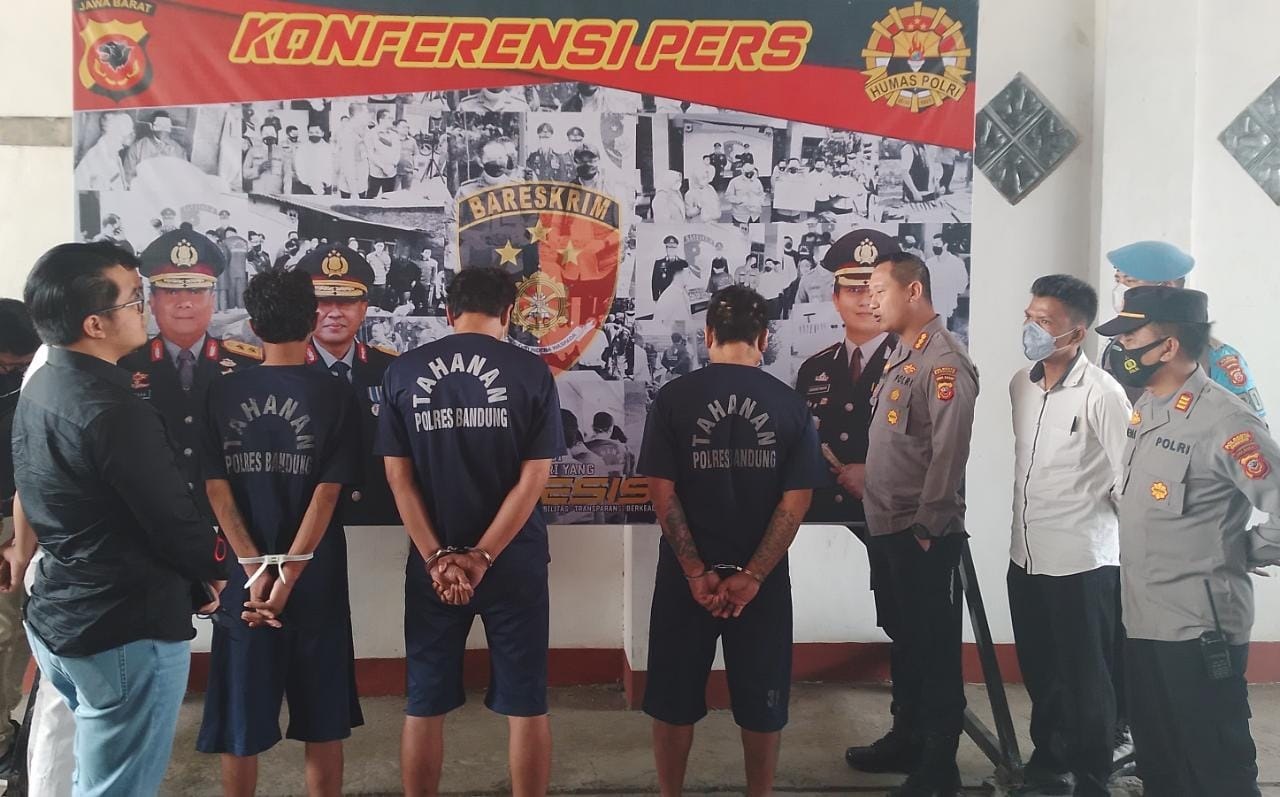 Kapolresta Bandung, Kombes Pol Kusworo Wibowo saat berkomunikasi dengan 3 tersangka pengroyokan dan penganiayaan. (Yanuar/Jabar Ekspres)