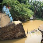 AMBRUK: Jembatan di Kampung Belentuk rusak diterjang banjir menyebabkan akses warga Cimahpar dan Tanah Baru, Kota Bogor terputus. (Yudha Prananda / Jabar Ekspres).