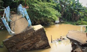 AMBRUK: Jembatan di Kampung Belentuk rusak diterjang banjir menyebabkan akses warga Cimahpar dan Tanah Baru, Kota Bogor terputus. (Yudha Prananda / Jabar Ekspres).