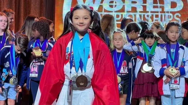 Momen saat Arsy Hermasyah menerima medali dalam ajang World Championship of Performing Arts. (Instagram/@queenarsy)