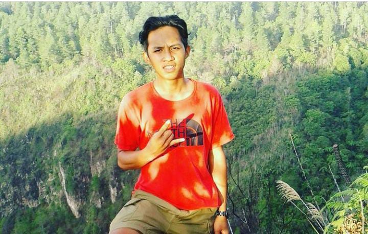 Bharada E saat muda yang menyukai memanjat gunung (instagram @r.lumiu)