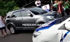 Mobil terios hitam yang akhirnya ditangkap polisi setelah terlibat kejar-kejaran karena menabrak seorang anggota PJR. (instagram @merekamjakarta)