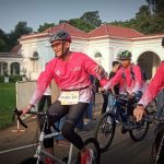 Menteri Pariwisata dan Ekonomi Kreatif (Menparekraf) Sandiaga Salahuddin Uno bersama Wali Kota Bogor Bima Arya Sugiarto memimpin barisan pesepeda pada ajang PHRI BikeTour di Kebun Raya, Kota Bogor, Sabtu (06/08). (Yudha Prananda / Jabar Ekspres)