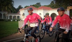 Menteri Pariwisata dan Ekonomi Kreatif (Menparekraf) Sandiaga Salahuddin Uno bersama Wali Kota Bogor Bima Arya Sugiarto memimpin barisan pesepeda pada ajang PHRI BikeTour di Kebun Raya, Kota Bogor, Sabtu (06/08). (Yudha Prananda / Jabar Ekspres)