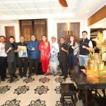 Beberapa pengurus PB Wushu Indonesia bersama Dahlan Iskan, Soedomo Mergonoto, dan airlangga Hartarto siap menyambut terselenggaranya kejuaraan nasional Wushu. (BOY SLAMET-HARIAN DISWAY-)