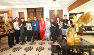 Beberapa pengurus PB Wushu Indonesia bersama Dahlan Iskan, Soedomo Mergonoto, dan airlangga Hartarto siap menyambut terselenggaranya kejuaraan nasional Wushu. (BOY SLAMET-HARIAN DISWAY-)