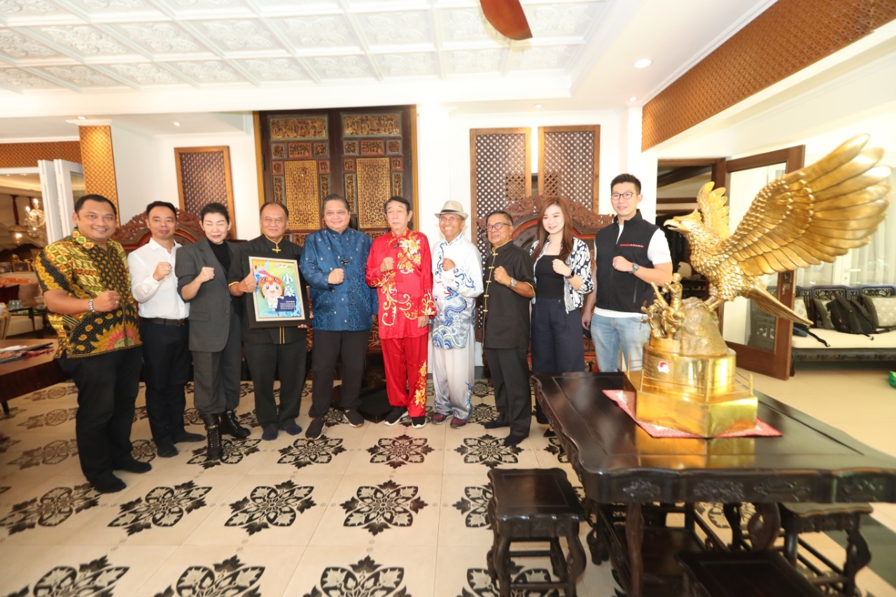 Beberapa pengurus PB Wushu Indonesia bersama Dahlan Iskan, Soedomo Mergonoto, dan airlangga Hartarto siap menyambut terselenggaranya kejuaraan nasional Wushu. (BOY SLAMET-HARIAN DISWAY-)