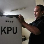 PERSIAPAN: Staff KPU Kota Bandung tengah merapikan kotak suara. (Deni/Jabar Ekspres)