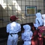 Beberapa siswa di Bandung terlantar didepan pagar sekolah, karena tidak bisa memasuki area sekolahnya. [Suara.com/Ferrye Bangkit R]