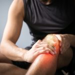 Mengatasi sakit lutut yang mendadak datang, dan ketahui penyebabnya