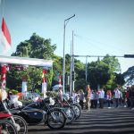 Para Bikers dari sejumlah komunitas atau club motor di Kota Bogor mengikuti upacara pengibaran bendera merah putih di pelataran Tugu Kujang, Kota Bogor, Senin (08/08). (Yudha Prananda)