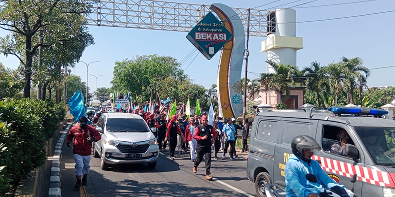 Aksi longmarch Aliansi buruh se Jawa Barat sudh samapai di Karawang, dan akan menuju DKI Jakarta. (ist)
