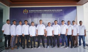 Para pengurus Kamar Dagang dan Industri (KADIN) Kota Bogor, bersama jajaran Himpunan Pengusaha Muda Indonesia (HIPMI) Kota Bogor usai melakukan pertemuan di kantor Graha Kadin, Kota Bogor, Selasa (09/08). (Yudha Prananda / Jabar Ekspres)