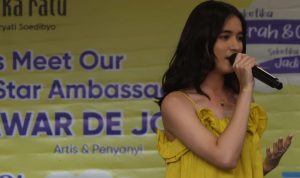 Artis sekaligus penyanyi Indonesia Mawar De Jongh menyapa warga Kota Bandung dalam tajuk acara Mustika Ratu Brightening Series.