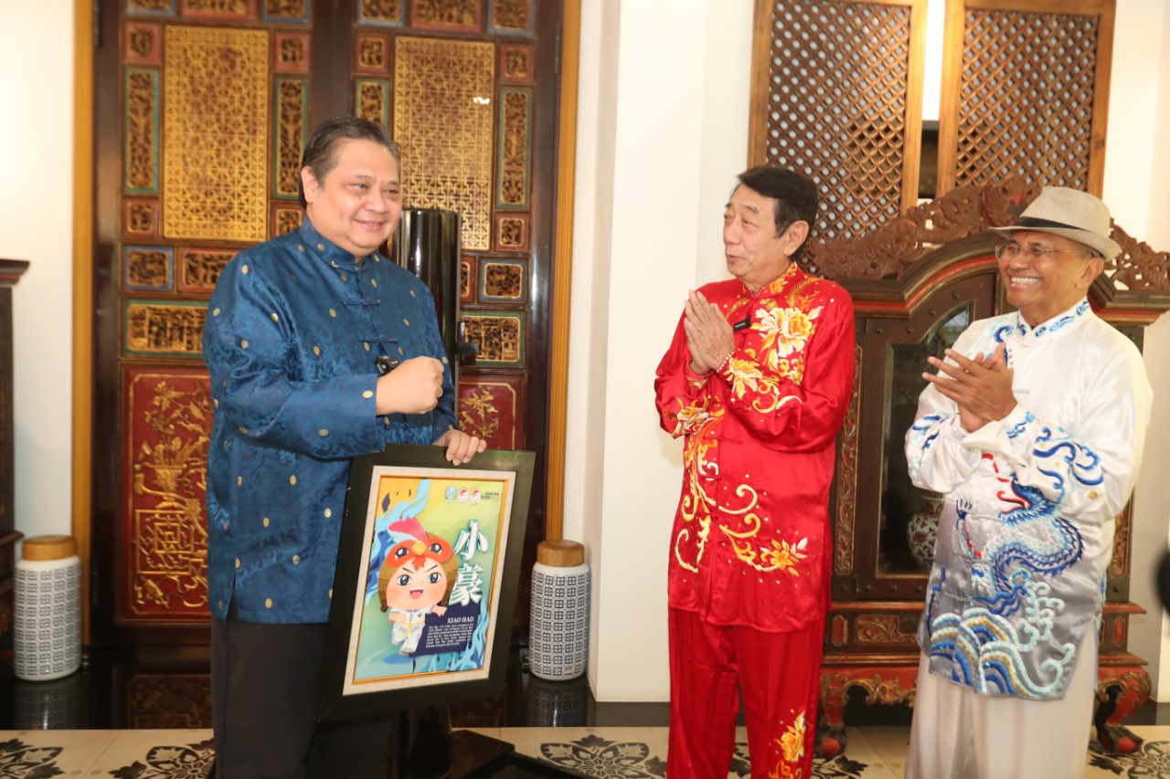 Ketua PB Wushu Airlangga Hartarto ketika menerima Audensi Ketua PEngdaprov Wushu Jatim bersama Founder Harian Disway Dahlan Iskan untuk membicarakan Kejuaraan NAsional Wushu