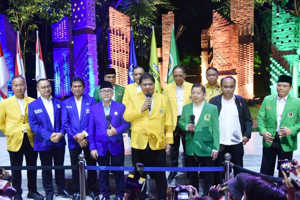 Ketua Umum Partai Golkar Airlangga Hartarto bersama ketua umum PAN Zulkifli Hasan dan Ketua Umum PPP Suharso Manorfa ketika deklarasi KIB.