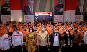Menko Airlangga Hartarto bersama para Pekerja Migran Indonesia (PMI) ketika akan diberangkatkan ke Korea Selatan