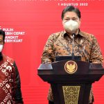 Menko Airlangga Hartarto didampingi Menteri Pertanian tengah memberikan keterangan pers mengenai rencana Swasembada Jagung Nasional