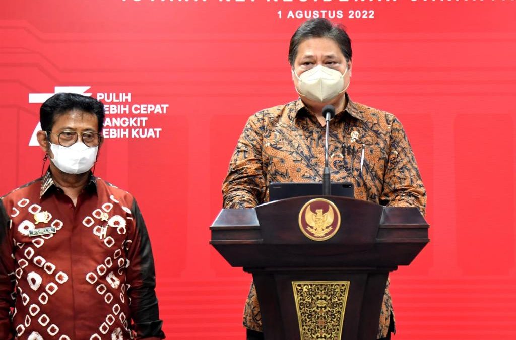 Menko Airlangga Hartarto didampingi Menteri Pertanian tengah memberikan keterangan pers mengenai rencana Swasembada Jagung Nasional
