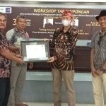 Pimpinan Dera Kinarya menyerahkan piagam kepada Disdik Kota Bandung dalam acara Workshop Literasi Budaya Tari Jaipong Tematik Kidung Pananjung.