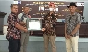 Pimpinan Dera Kinarya menyerahkan piagam kepada Disdik Kota Bandung dalam acara Workshop Literasi Budaya Tari Jaipong Tematik Kidung Pananjung.