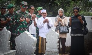 Pasukan Batalyon Infanteri 315/Garuda Suryakencana Bogor Sambangi Makam Komandan Pertama di Cirebon