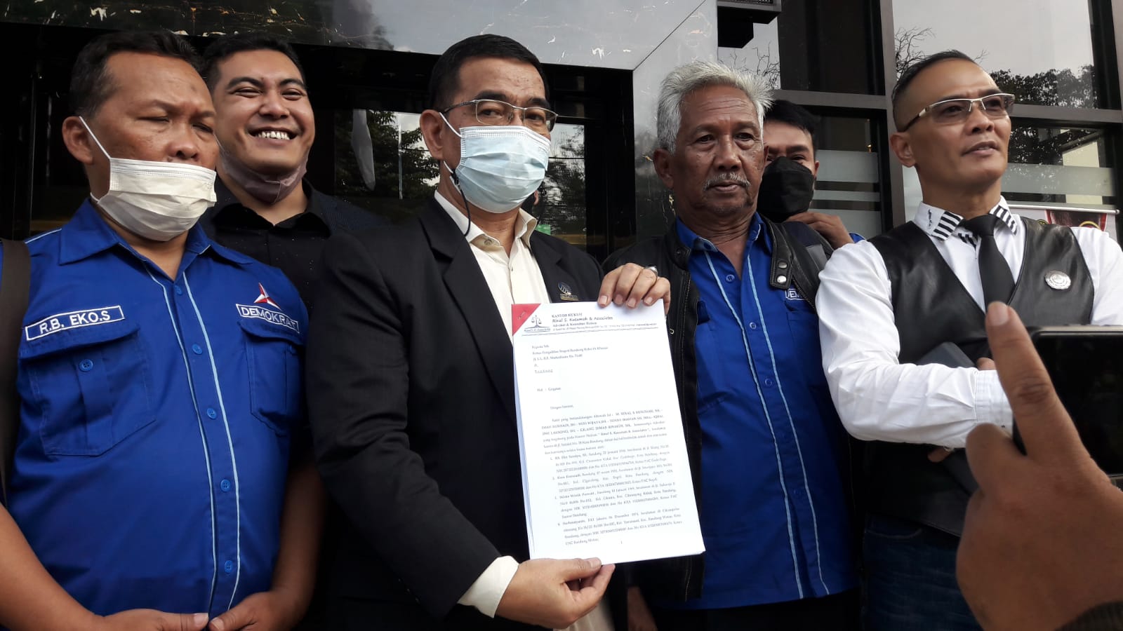 Belasan Dewan Pimpinan Anak Cabang (DPAC) Demokrat Kota Bandung menggugat Ketua Umum (Ketum) Partai Demokrat dan Tim Lima