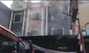 Ruko Terbakar, Karyawan Loncat ke Ruko Sebelah untuk Selamatkan Diri