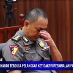 AKBP Pujiyarto menitikkan air mata saat mendengar putusan sidang etik. meski terseret kasus Sambo namun dia tidak dipecat. (ist)