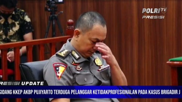 AKBP Pujiyarto menitikkan air mata saat mendengar putusan sidang etik. meski terseret kasus Sambo namun dia tidak dipecat. (ist)