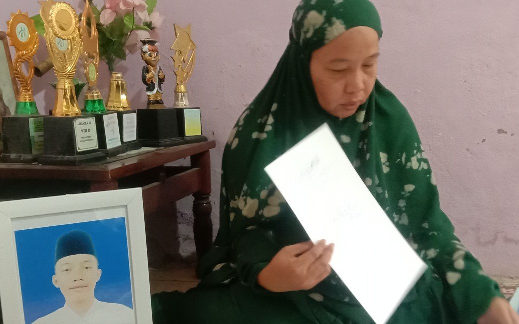 Soimah, Ibu Albar Mahdi santri gontor yang meninggal, menceritakan tentang cita-cita dang anak. Foto: Cuci Hati/jpnn.com