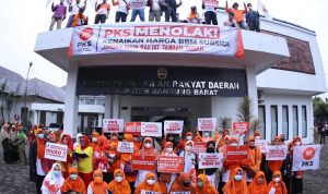 Kader dan simpatisan PKS yang menduduki gedung DPRD kebupaten Bandung Barat. (ist)