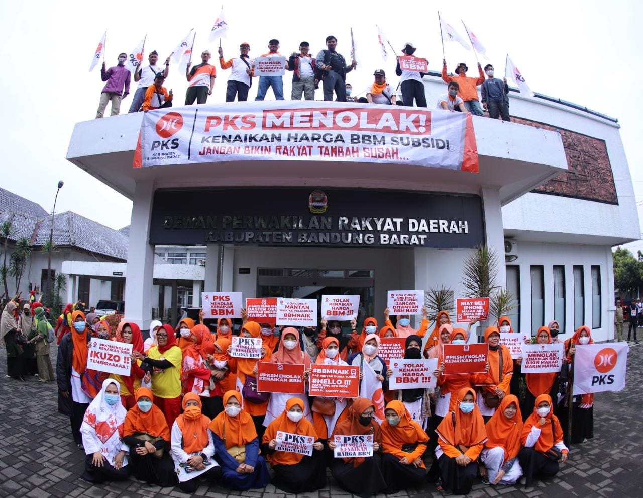 Kader dan simpatisan PKS yang menduduki gedung DPRD kebupaten Bandung Barat. (ist)