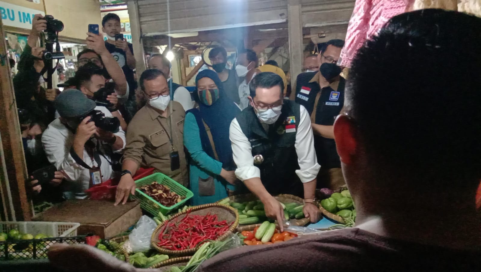 Gubernur Jabar, Ridwan Kamil saat memantau harga bahan pokok di Pasar Baltos, Kota Bandung, Senin (12/9). Foto. Sandi Nugraha