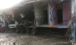 penampakan rumah keluarga Ceceng yang terseret sungai, dia mengaku kaget karena tembok kamar tiba-tiba menghilang. Foto: rezza rizaldi / radartasik.com