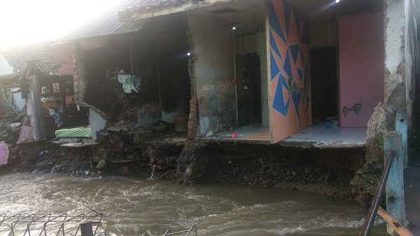 penampakan rumah keluarga Ceceng yang terseret sungai, dia mengaku kaget karena tembok kamar tiba-tiba menghilang. Foto: rezza rizaldi / radartasik.com
